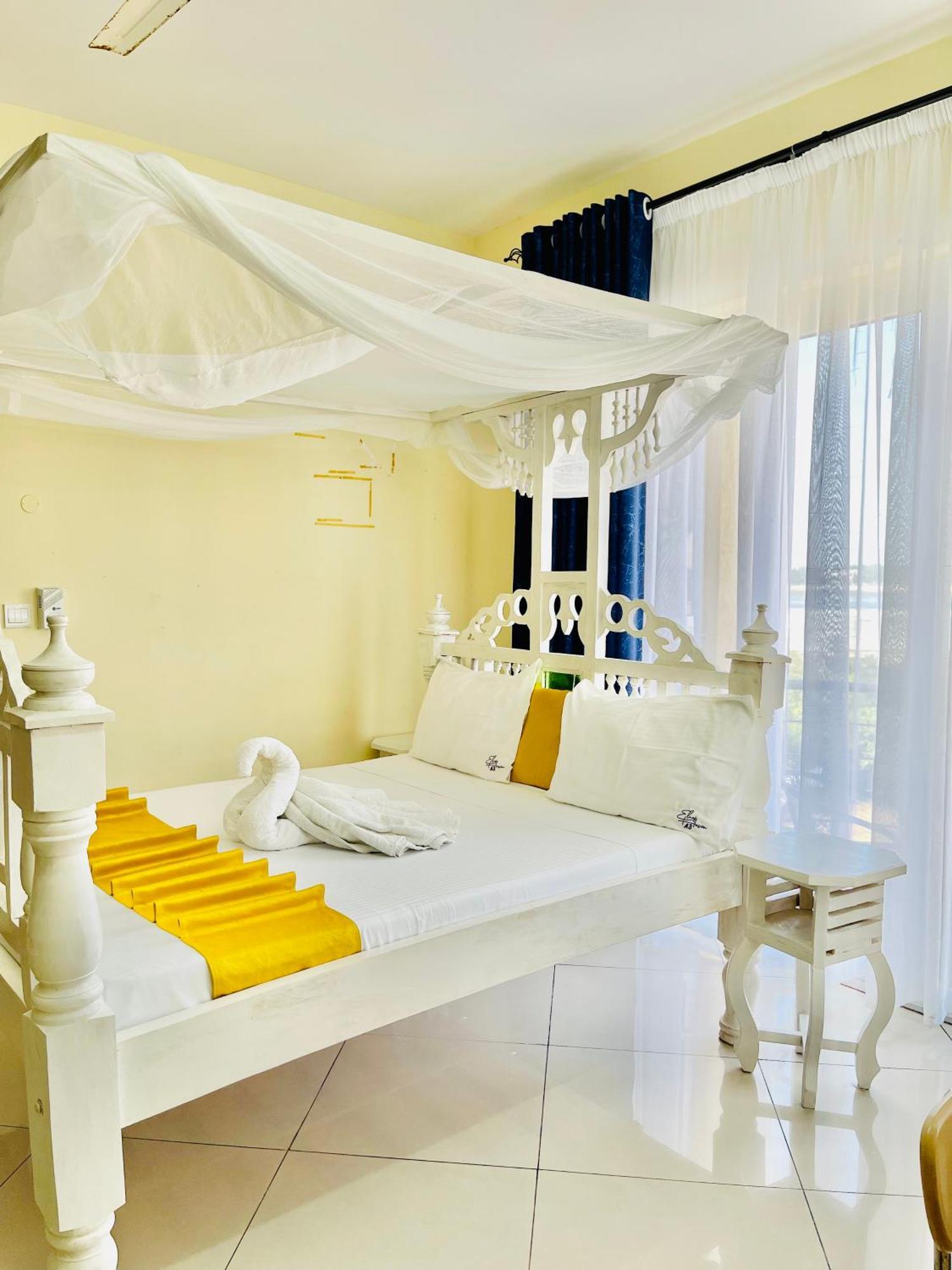 Elna'S Nyali - Work & Unwind - Pool, Sea Views, Ac & Fast Wi-Fi Bed and Breakfast Mombasa Eksteriør billede