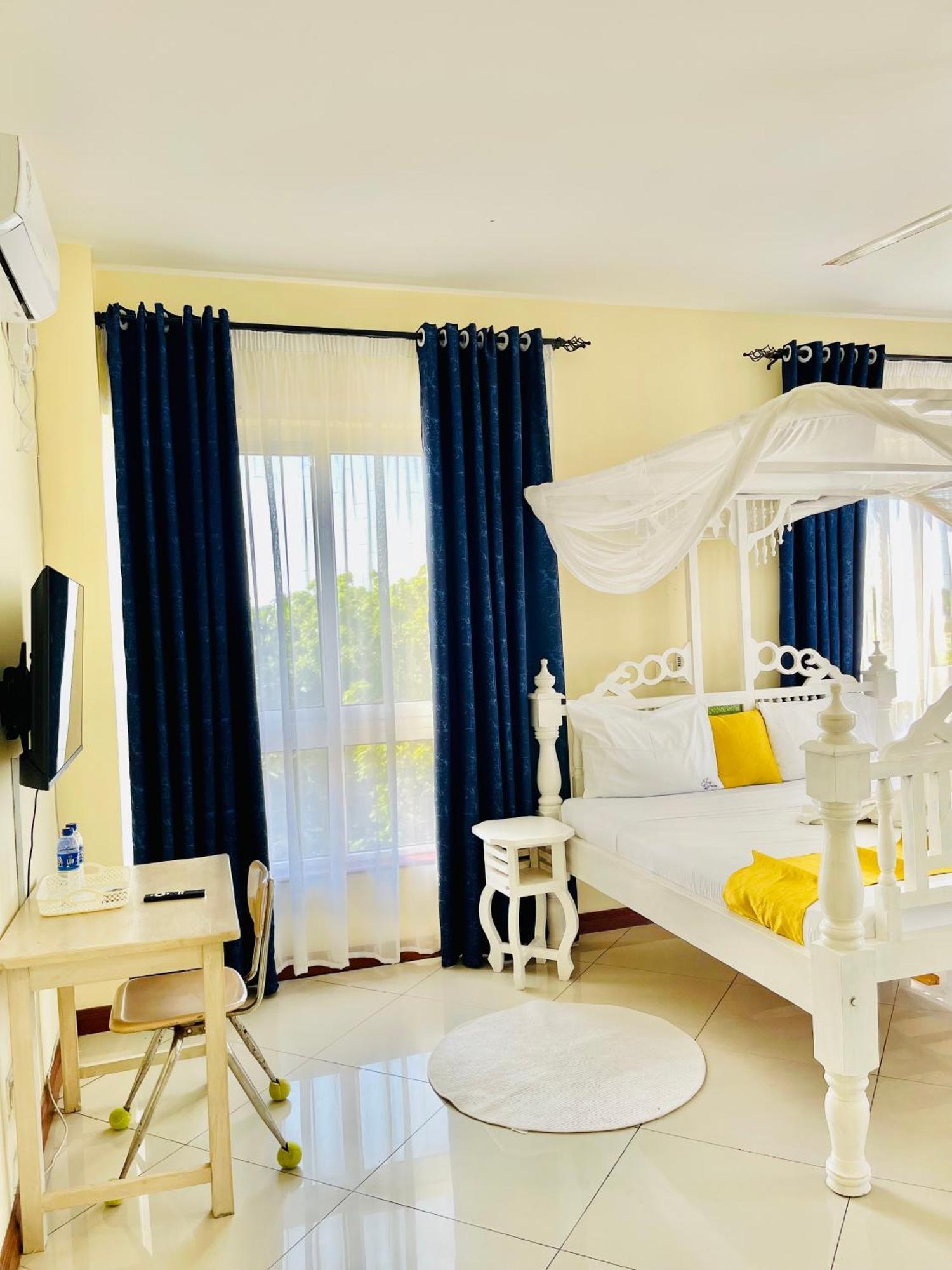 Elna'S Nyali - Work & Unwind - Pool, Sea Views, Ac & Fast Wi-Fi Bed and Breakfast Mombasa Eksteriør billede