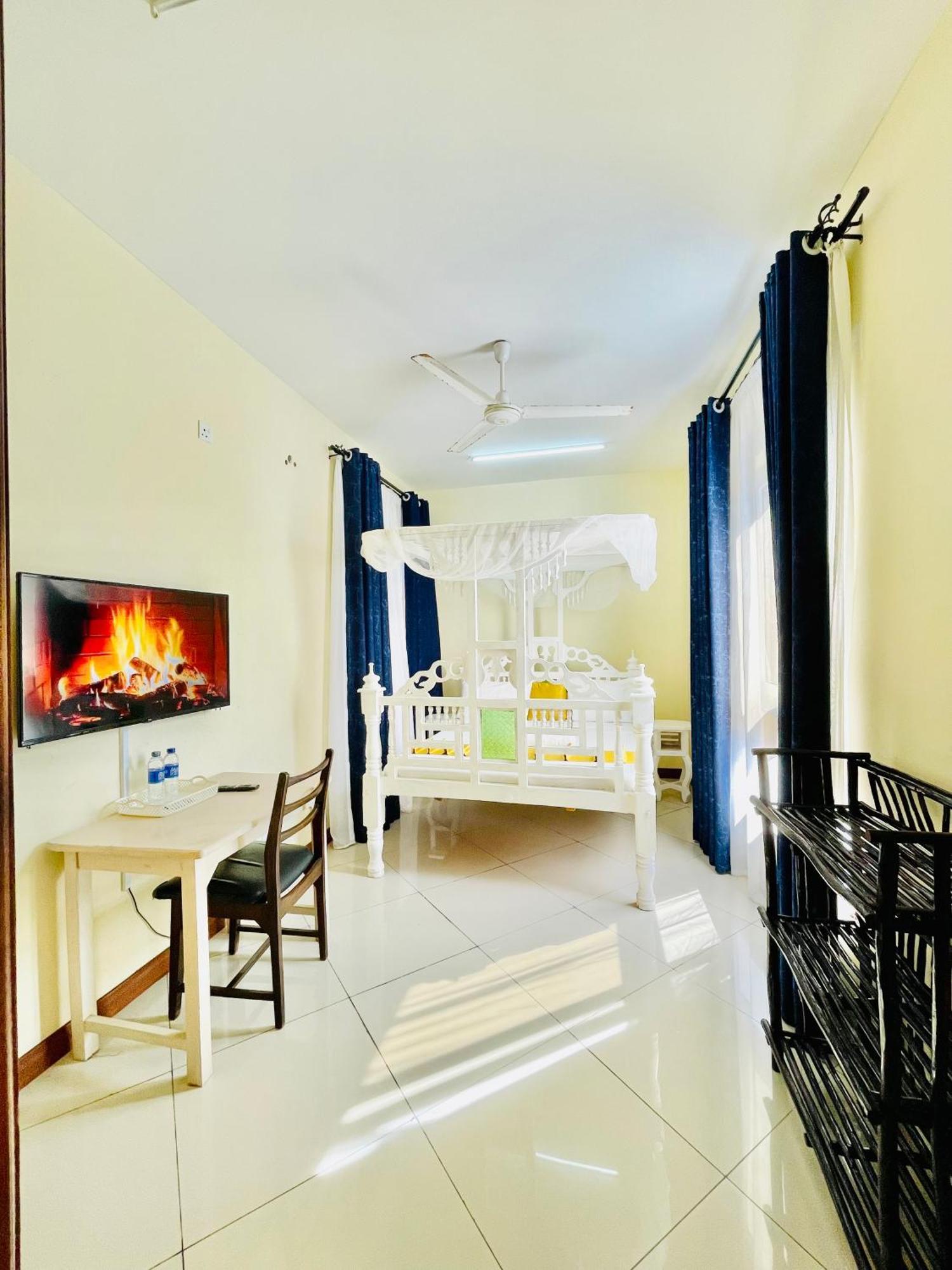 Elna'S Nyali - Work & Unwind - Pool, Sea Views, Ac & Fast Wi-Fi Bed and Breakfast Mombasa Eksteriør billede