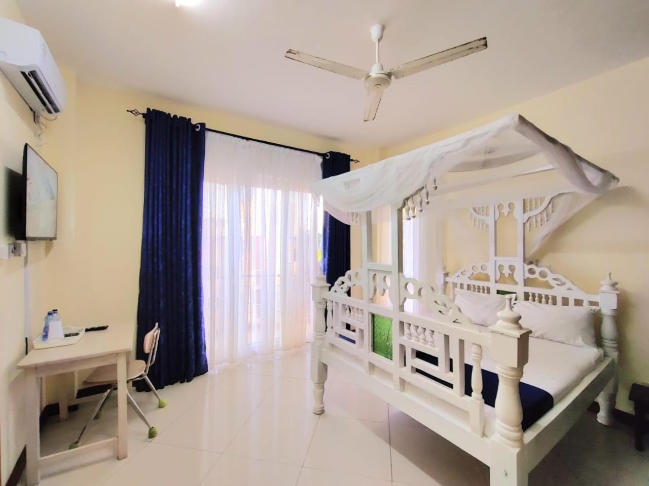 Elna'S Nyali - Work & Unwind - Pool, Sea Views, Ac & Fast Wi-Fi Bed and Breakfast Mombasa Eksteriør billede