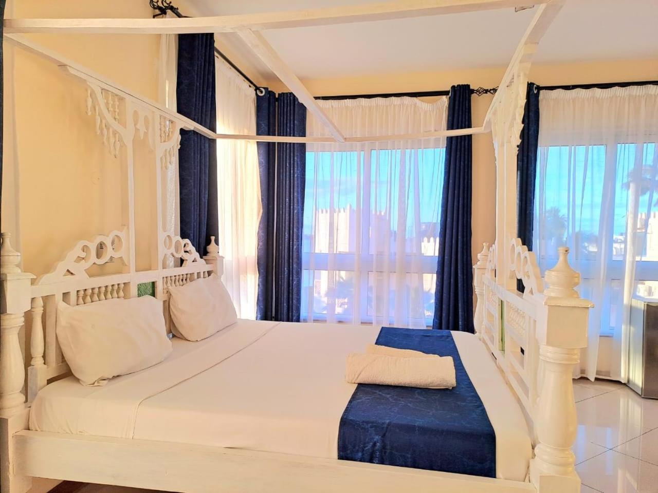 Elna'S Nyali - Work & Unwind - Pool, Sea Views, Ac & Fast Wi-Fi Bed and Breakfast Mombasa Eksteriør billede